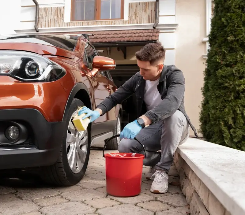 Lavage auto à domicile Corcelles-en-Beaujolais : professionnel intervenant sur un véhicule